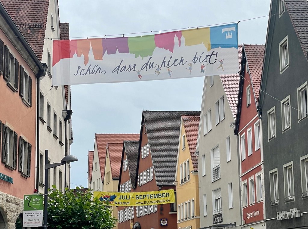 Innenstadt wird überspannt von einem Banner, auf dem steht "Schön, dass du da bist"